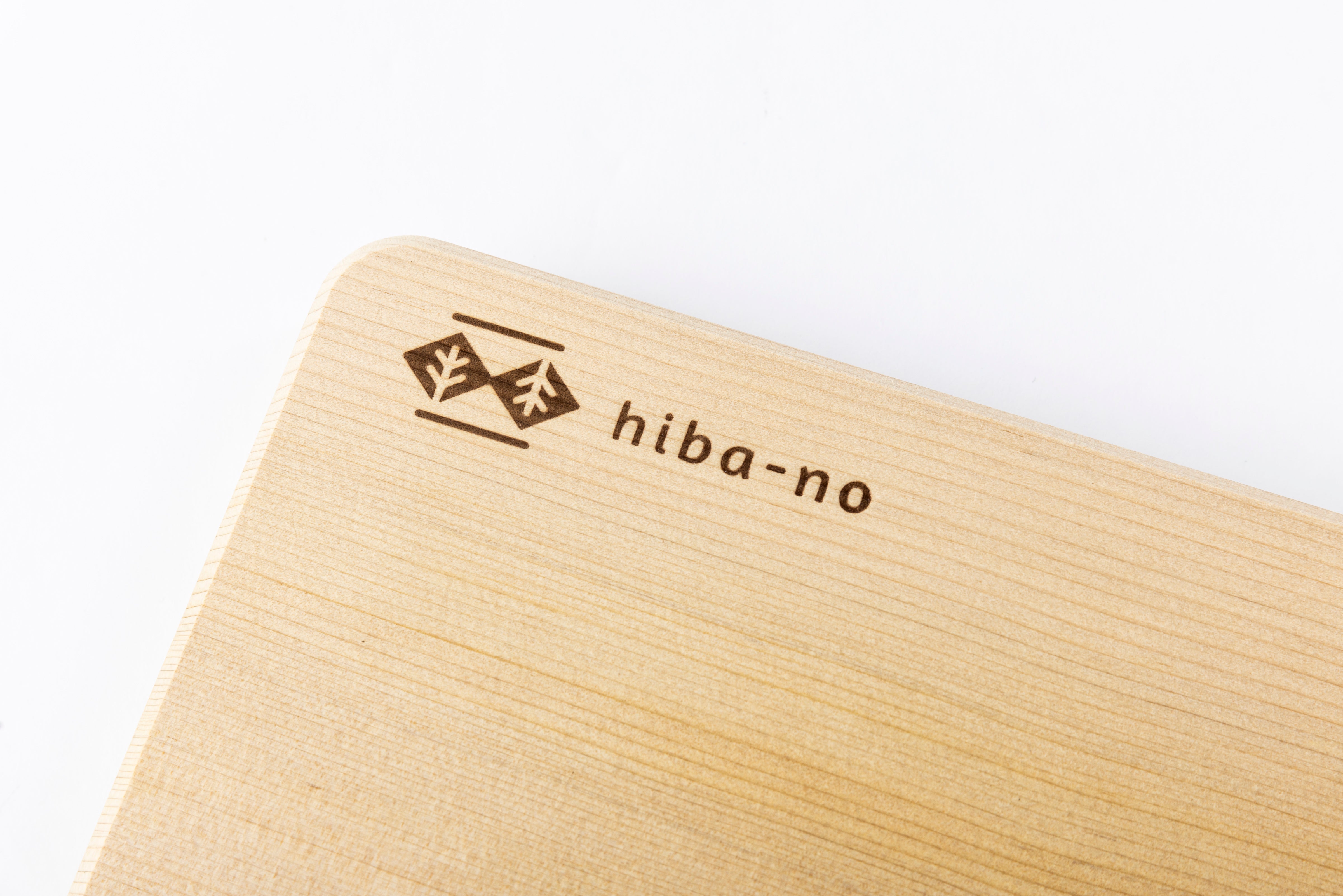 ヒバの板③ 青森ヒバまな板 hiba-no 青森ひばの軽量まな板 スタンド付き M – 梅沢