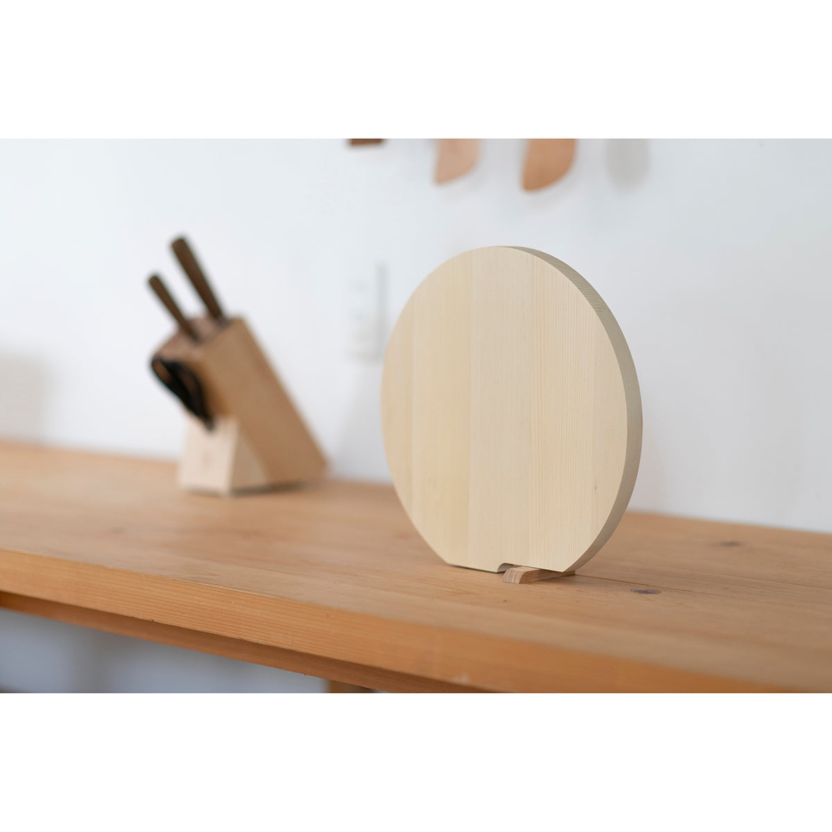 丸いまな板 青森ひばの丸まな板 スタンド付 M 丸型まな板 – 梅沢木材工芸社